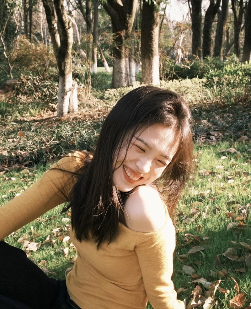 Hình ảnh gái xinh cười mang phong cách nhẹ nhàng