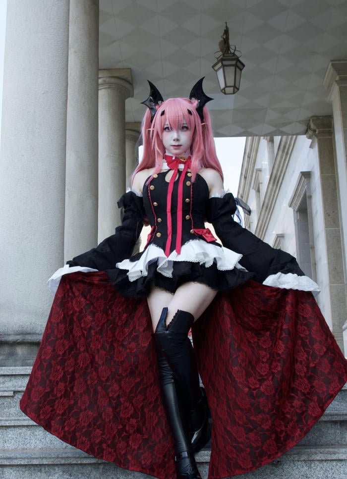 Hình ảnh krul tepes cosplay khoác áo choàng