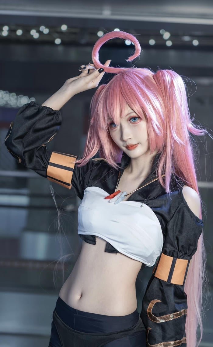 Hình ảnh milim nava cosplay ánh nhìn sắc sảo