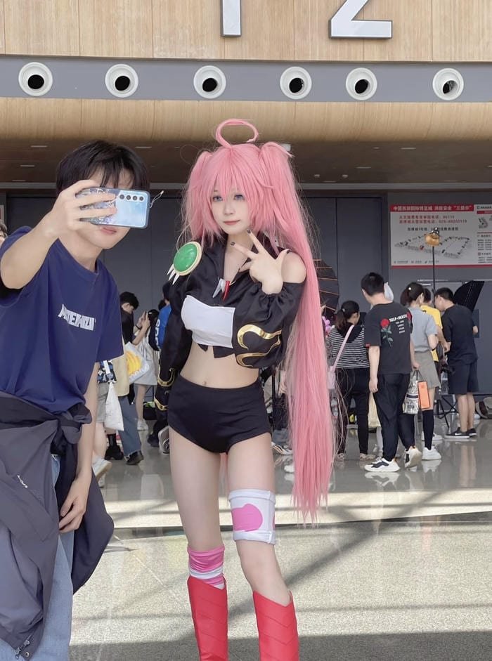 Hình ảnh milim nava cosplay mái tóc hồng rực