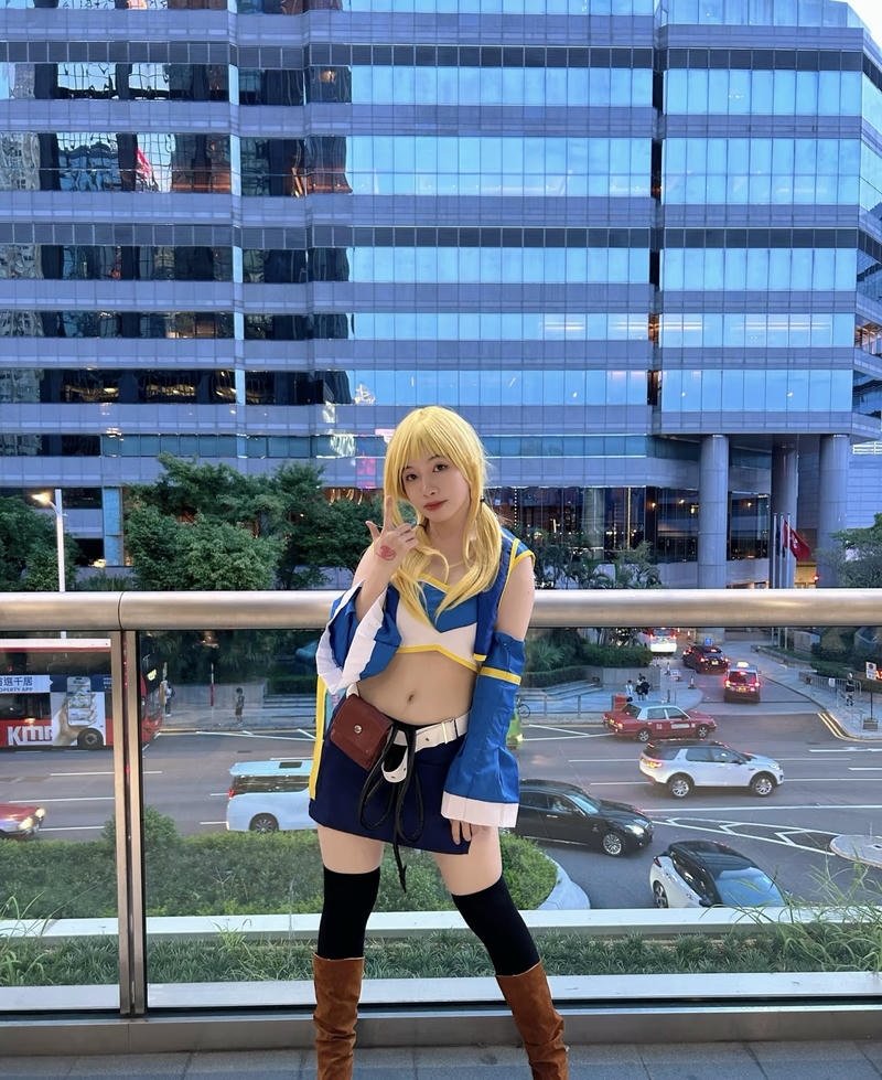 Hình cosplay lucy heartfilia với tóc vàng đặc trưng