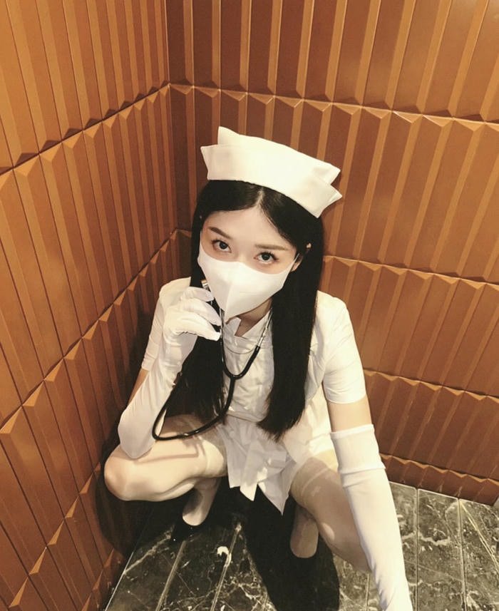 Hình cosplay y tá đeo khẩu trang