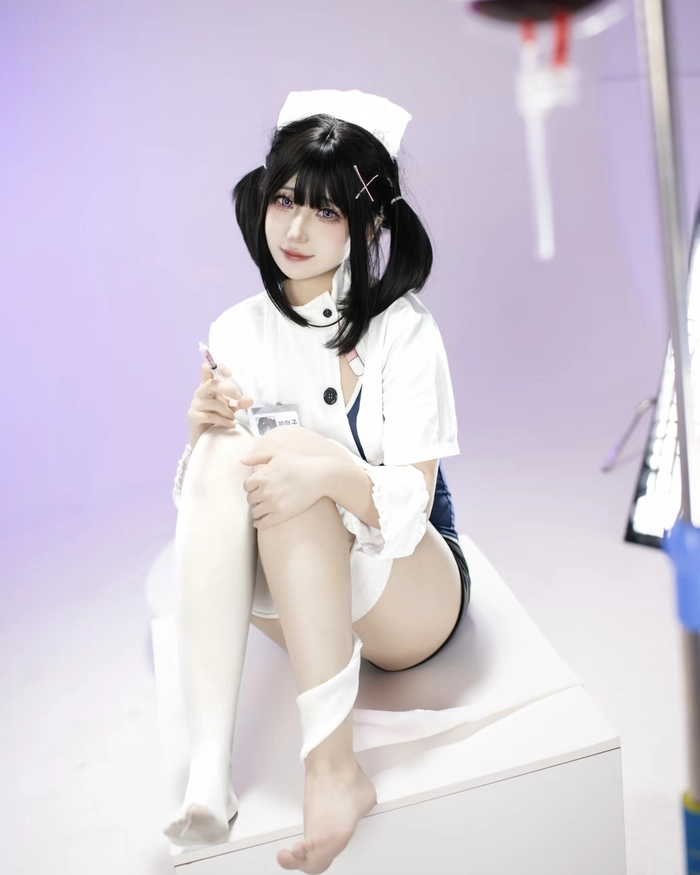 Hình cosplay y tá với tạo dáng nhẹ nhàng cuốn hút