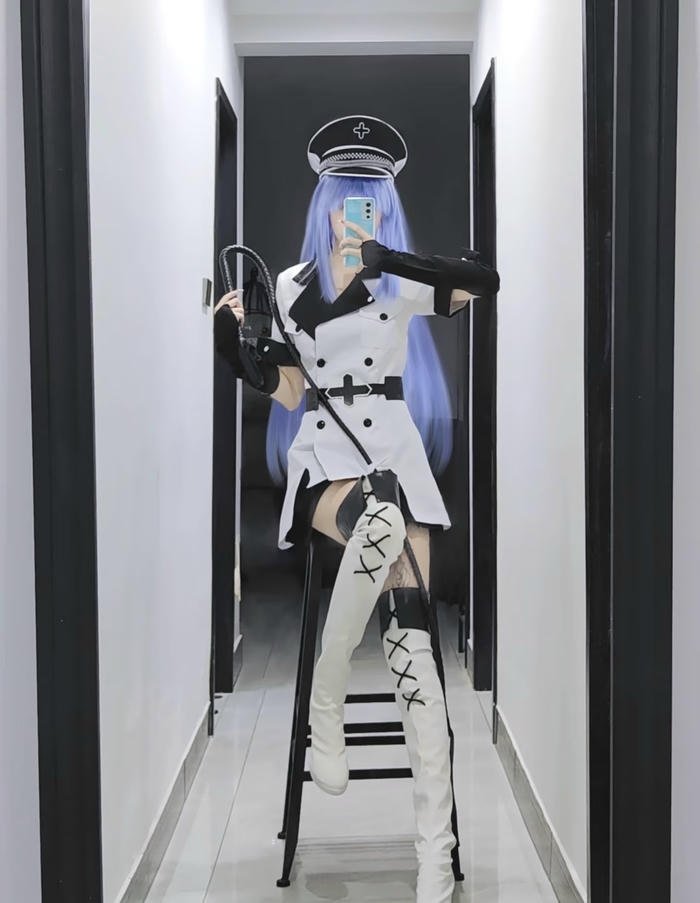 Hình esdeath cosplay biểu cảm lạnh lùng