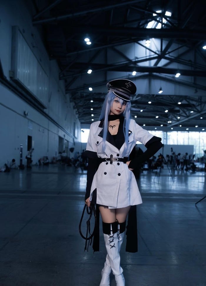 Hình esdeath cosplay dáng đứng tự tin