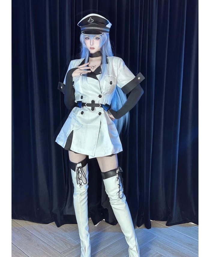 Hình esdeath cosplay mái tóc xanh nổi bật