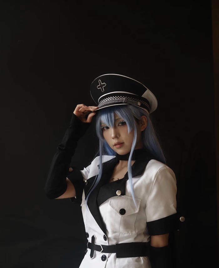 Hình esdeath cosplay thần sắc cuốn hút