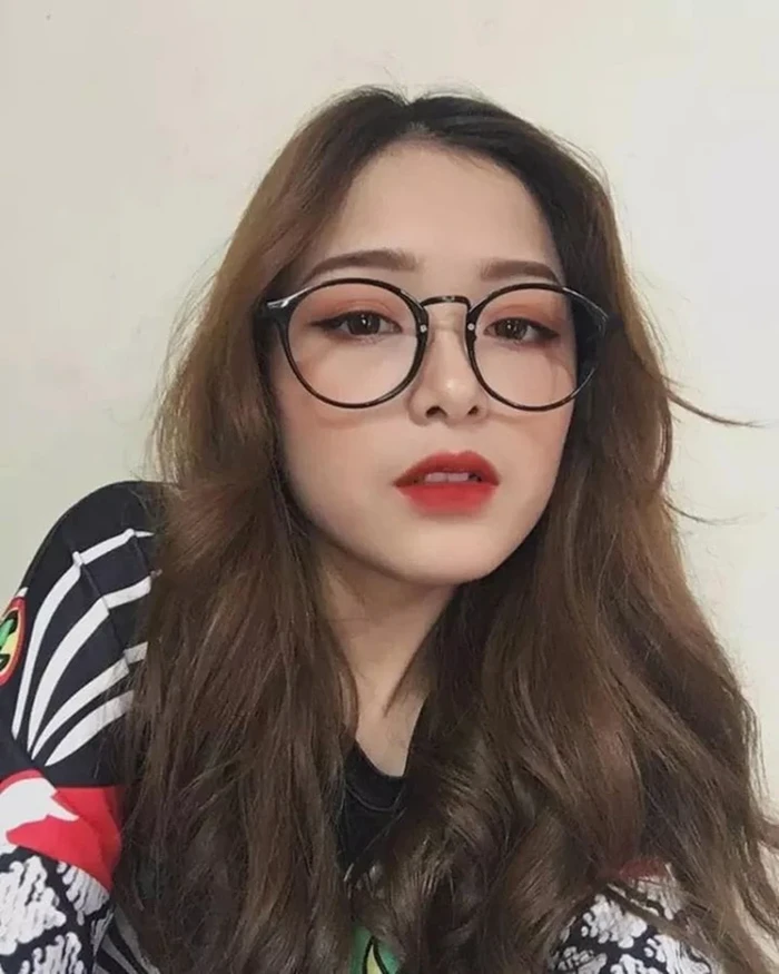 Hình gái đeo kính xinh đẹp dịu dàng
