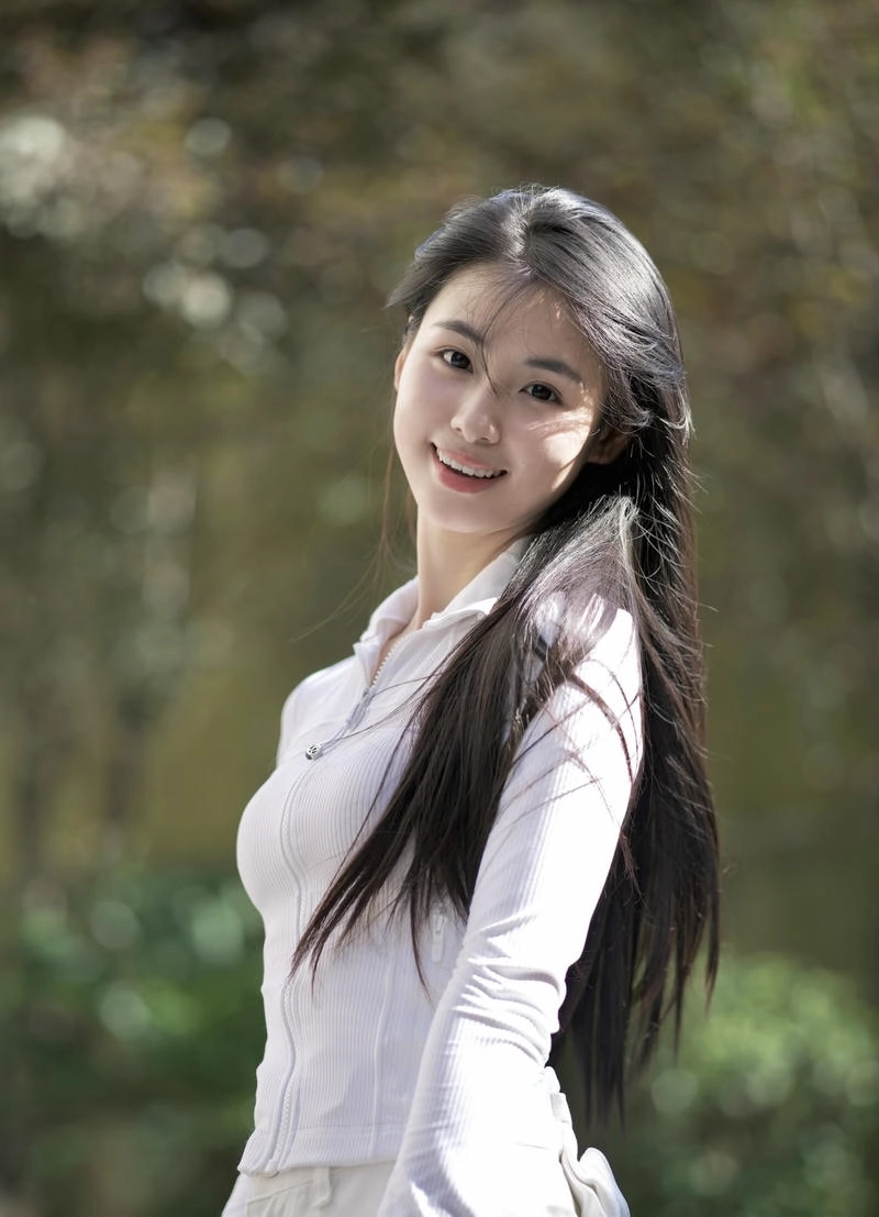 Hình gái xinh cười tạo cảm giác tích cực nhẹ nhàng