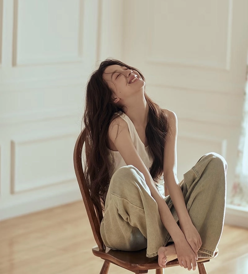 Hình gái xinh cười tươi mang lại năng lượng tích cực