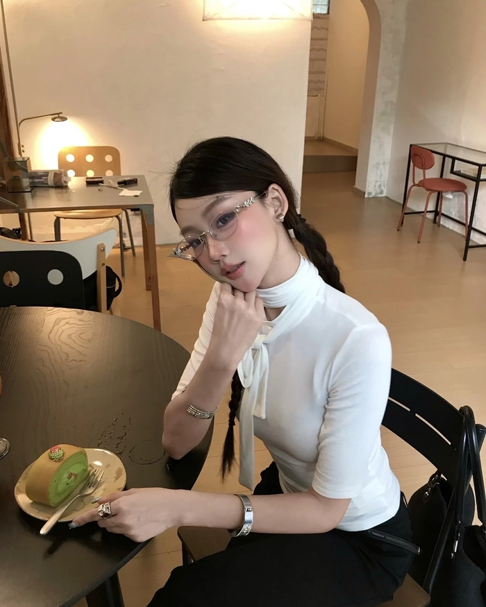 Hình gái xinh đeo kính cùng ánh mắt cuốn hút