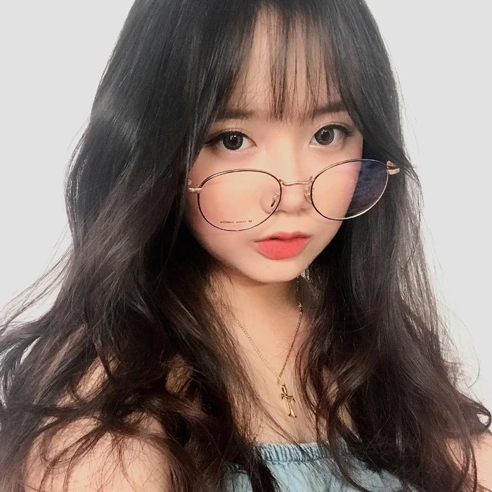 Hình gái xinh đeo kính dịu dàng thanh tú