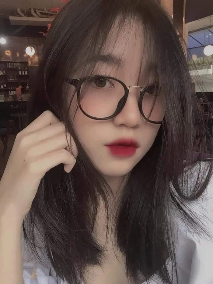 Hình gái xinh đeo kính thanh lịch trẻ trung