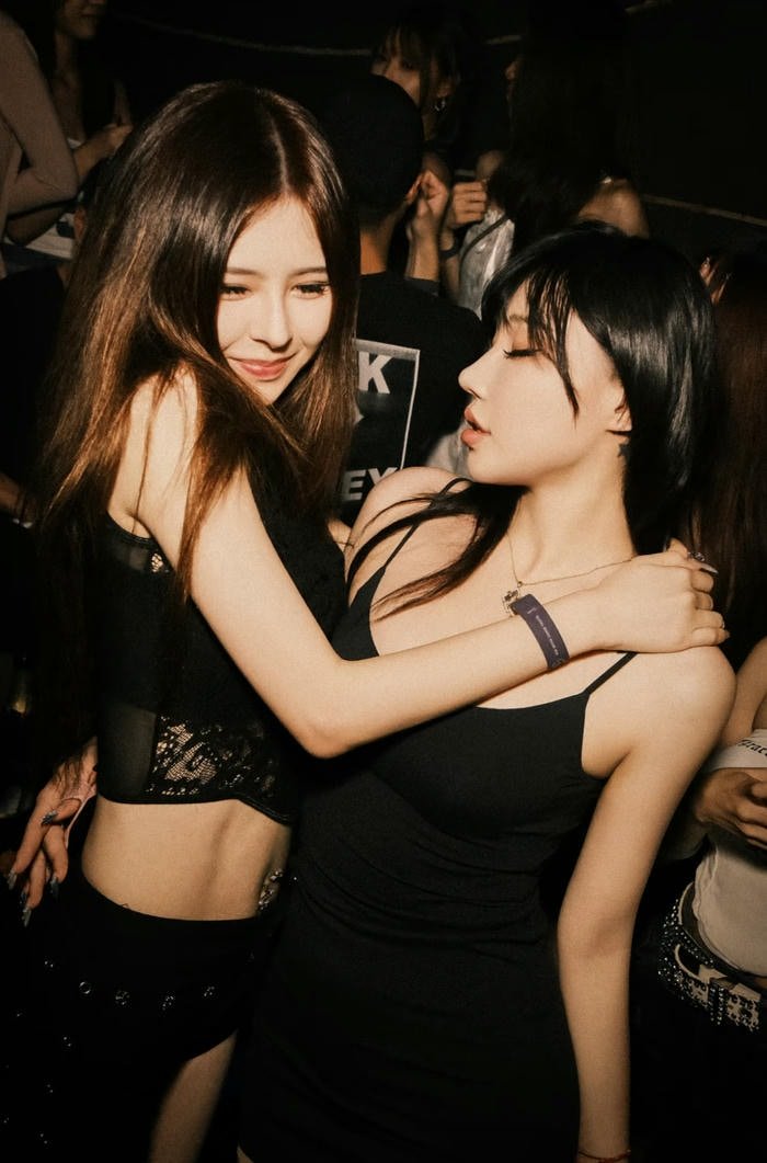 Hình gái xinh đi bar ôm nhau