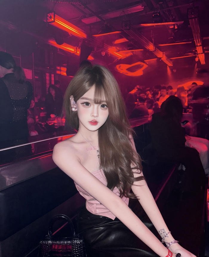 Hình gái xinh đi bar tóc xoăn dài