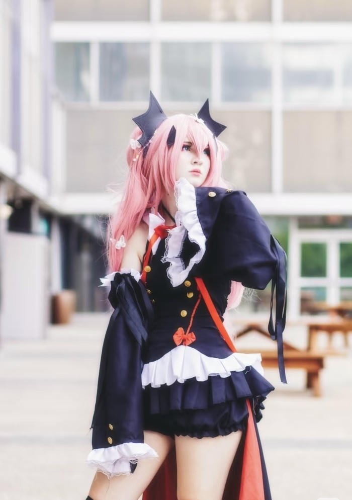 Hình krul tepes cosplay biểu cảm lạnh lùng