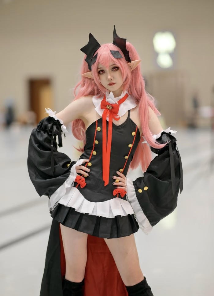 Hình krul tepes cosplay dáng đứng kiêu sa