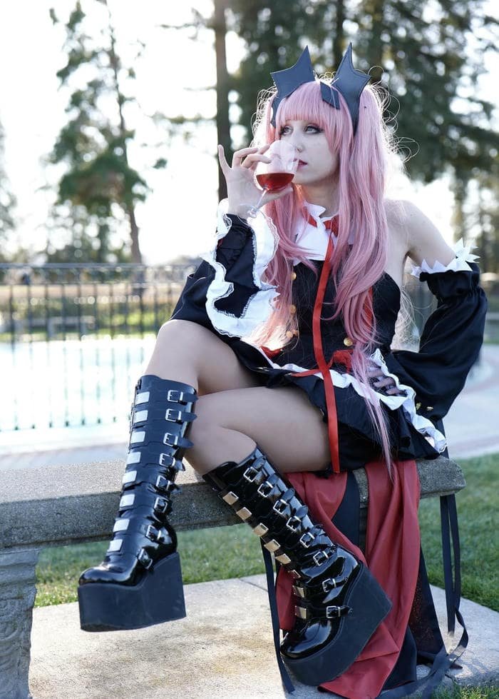 Hình krul tepes cosplay mái tóc hồng nổi bật