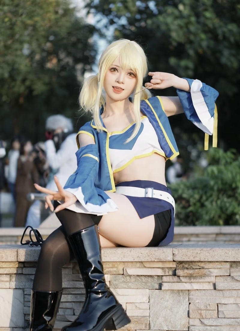 Hình lucy heartfilia cosplay tạo dáng phong cách anime