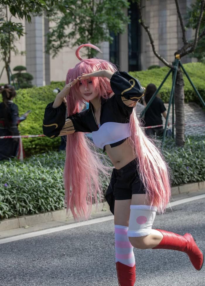 Hình milim nava cosplay dáng đứng tự tin