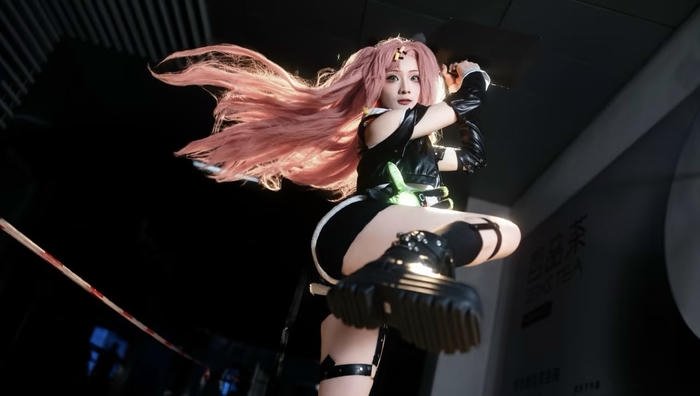 Hình milim nava cosplay mái tóc hồng đặc trưng