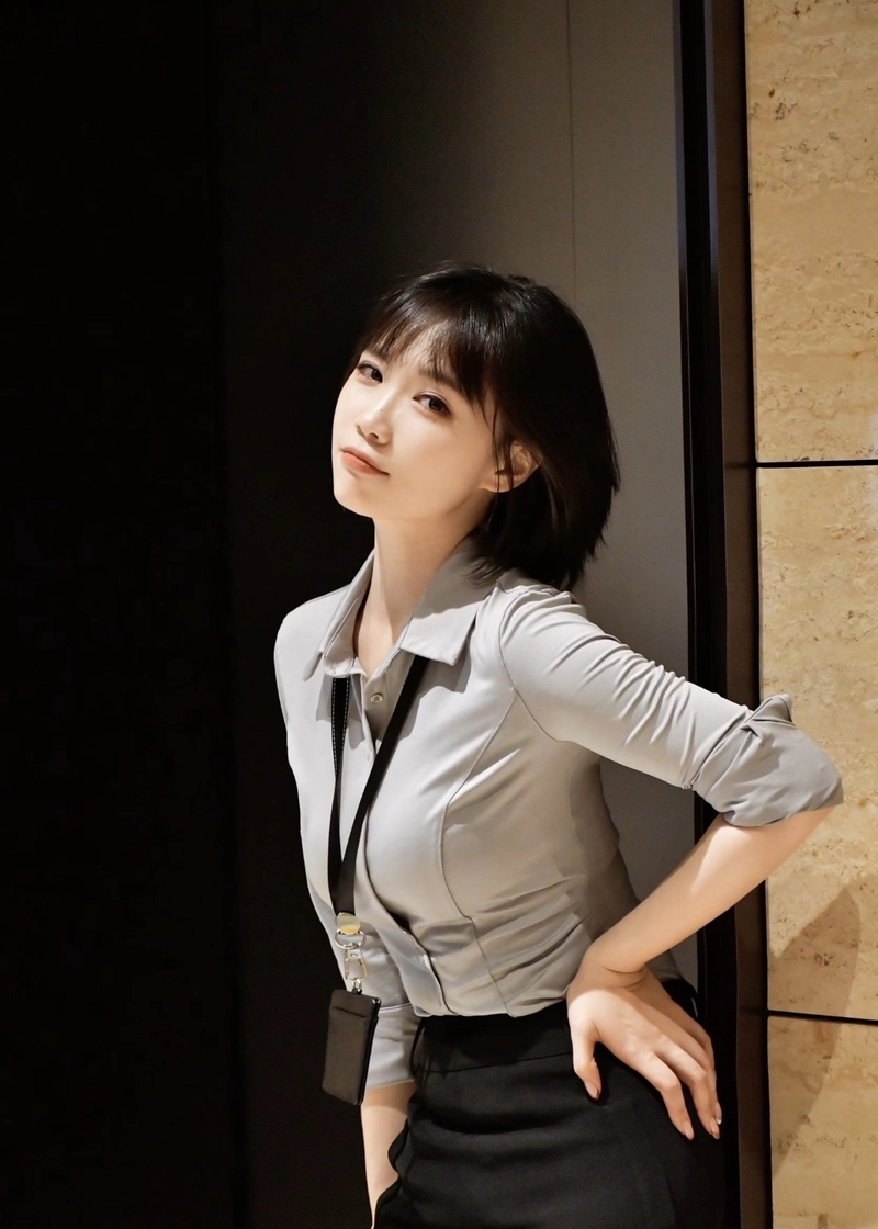 Khoảnh khắc đời thường của gái văn phòng xinh xắn