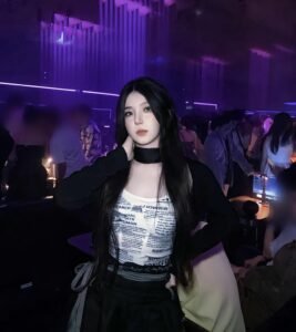 Khoảnh khắc gái xinh đi bar ban đêm