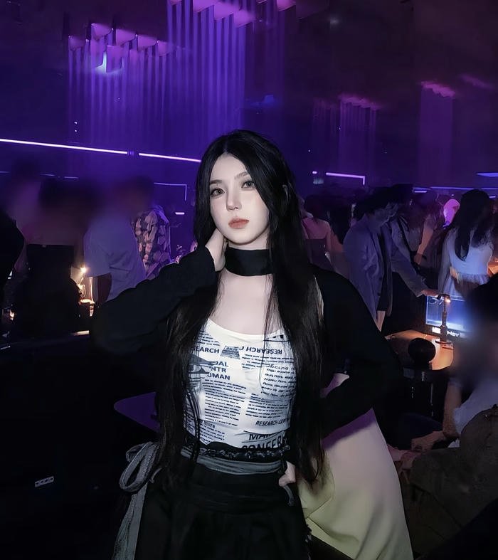 Khoảnh khắc gái xinh đi bar ban đêm