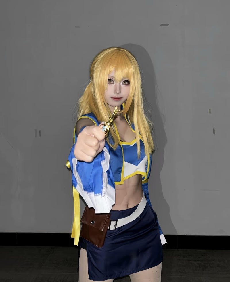 Khoảnh khắc lucy heartfilia cosplay tạo dáng phong cách anime