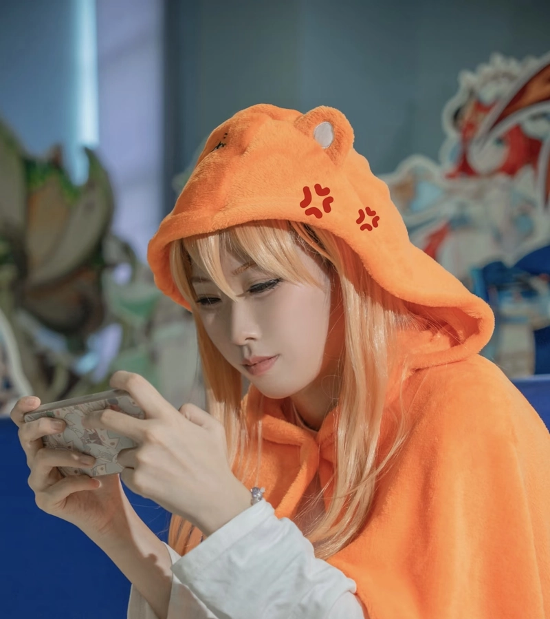 Khung cảnh Umaru cosplay với thần thái vui vẻ nhẹ