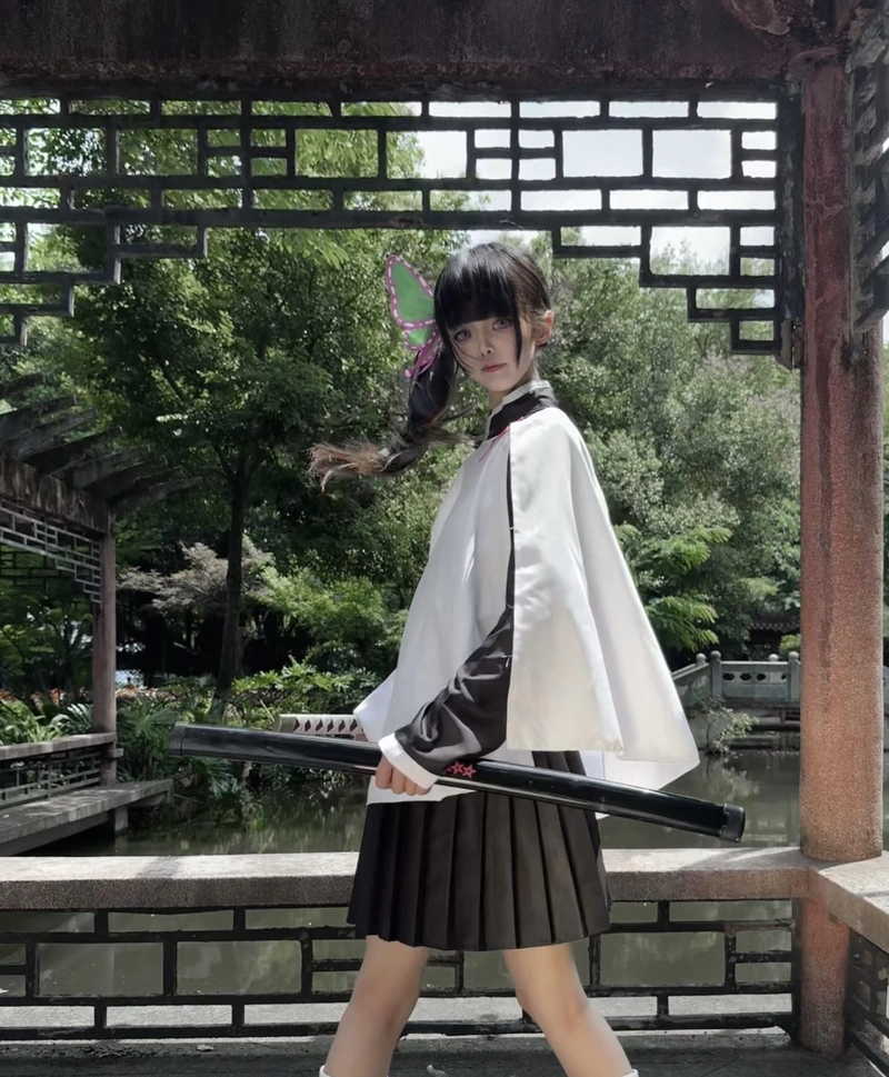 Khung hình Kanao cosplay với ánh nhìn xa nhẹ