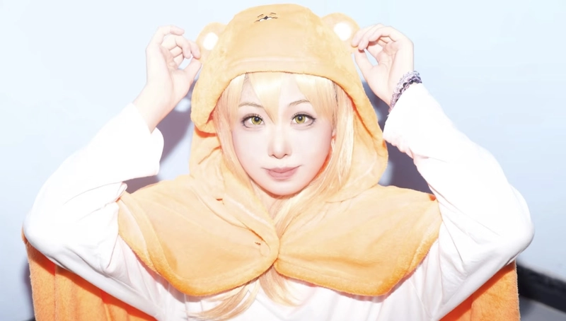 Khung hình Umaru cosplay trong dáng ngồi quen thuộc