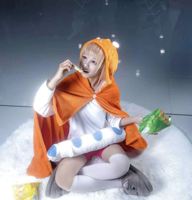 Khung hình Umaru cosplay với ánh mắt sinh động