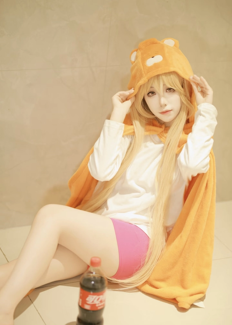 Khung hình Umaru cosplay với tạo hình quen thuộc