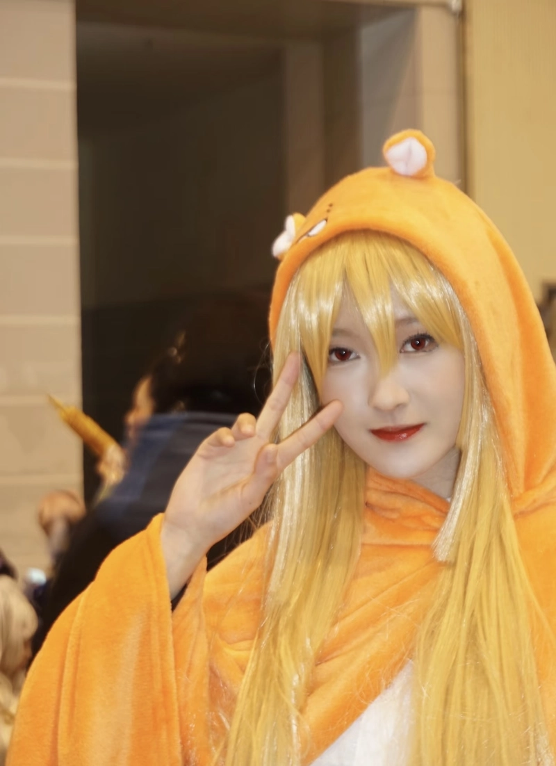 Khung hình Umaru cosplay với thần thái vui vẻ rõ nét