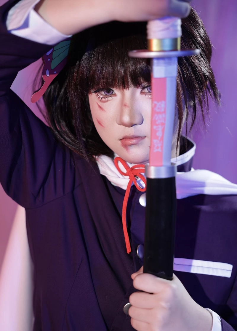 Khung hình cosplay Kanao với trang phục đặc trưng nổi bật