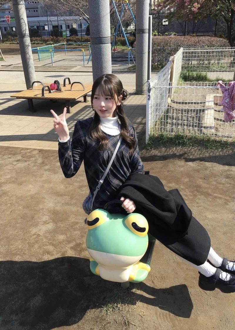 Khung hình ngoài trời thể hiện vẻ đẹp gái Nhật đời thường