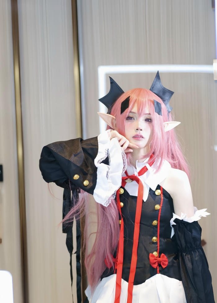 Krul tepes cosplay biểu cảm dễ thương