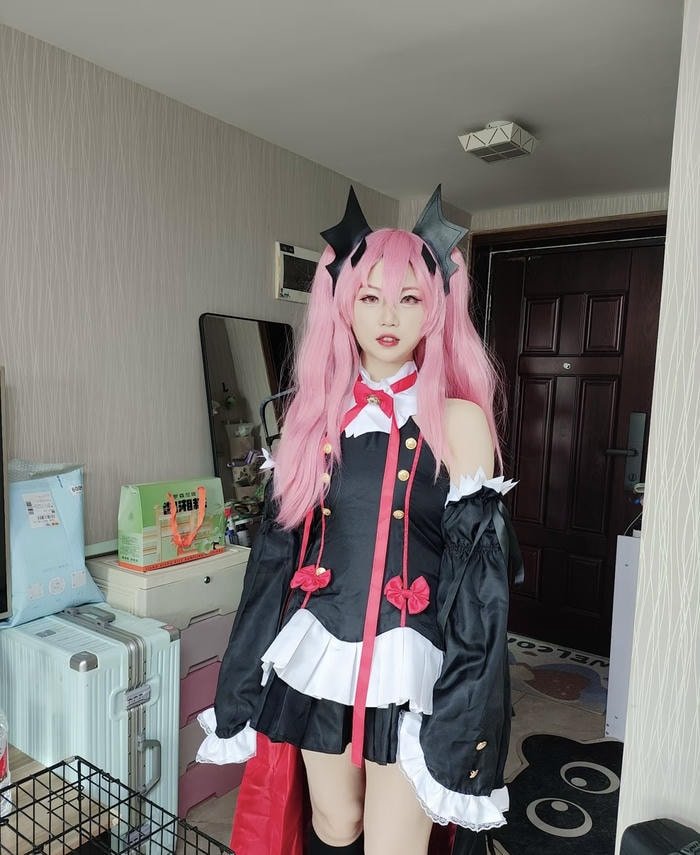 Krul tepes cosplay dáng đứng đơn giản