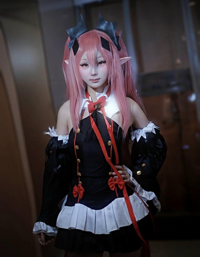 Krul tepes cosplay đứng tay chống hông