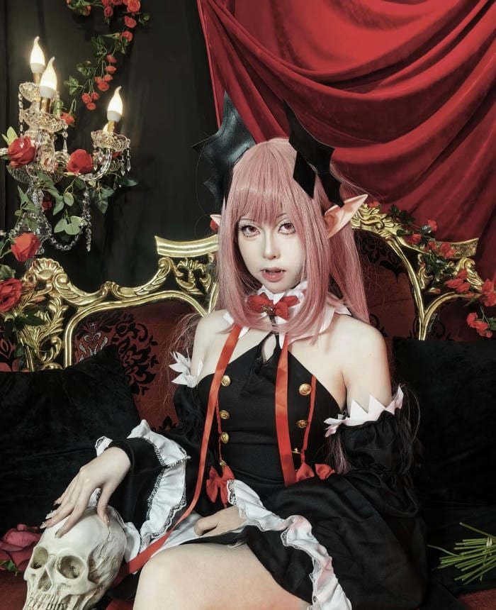 Krul tepes cosplay lộ răng nanh