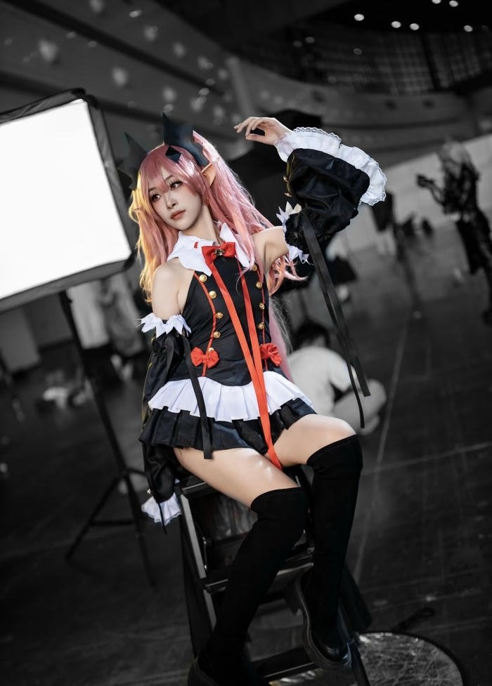 Krul tepes cosplay ngồi trên ghế cao
