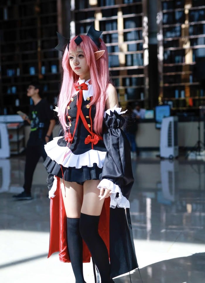 Krul tepes cosplay thân hình mảnh mai