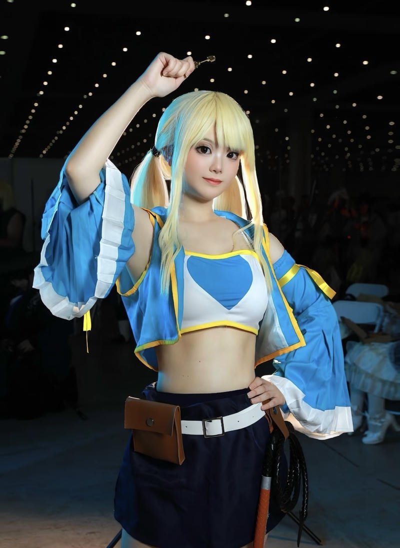 Lucy Heartfilia cosplay outfit phong cách anime dễ thương
