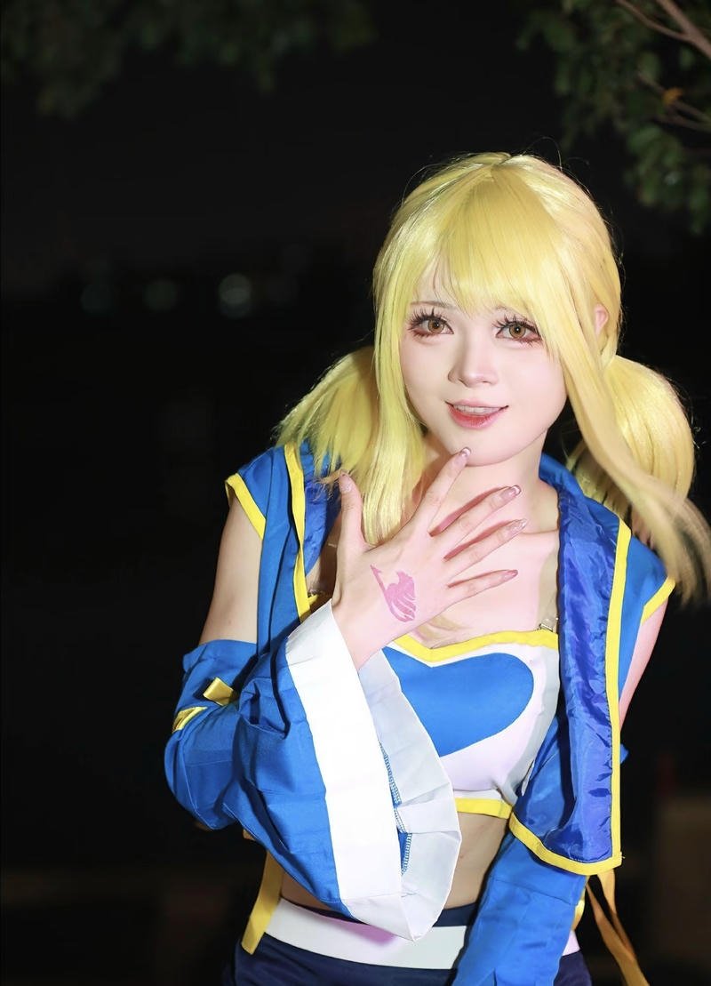 Lucy Heartfilia cosplay outfit phong cách anime nổi bật