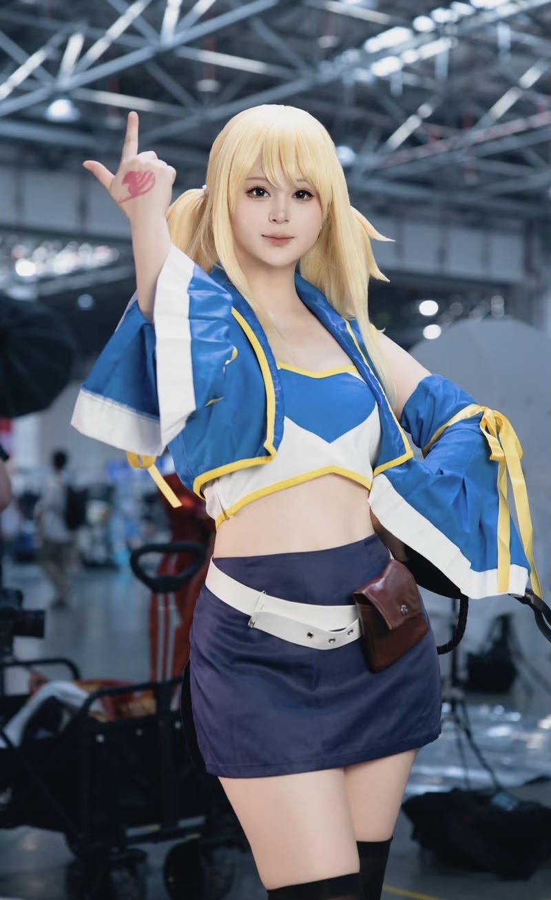 Lucy Heartfilia cosplay phong cách anime quyến rũ nhẹ nhàng
