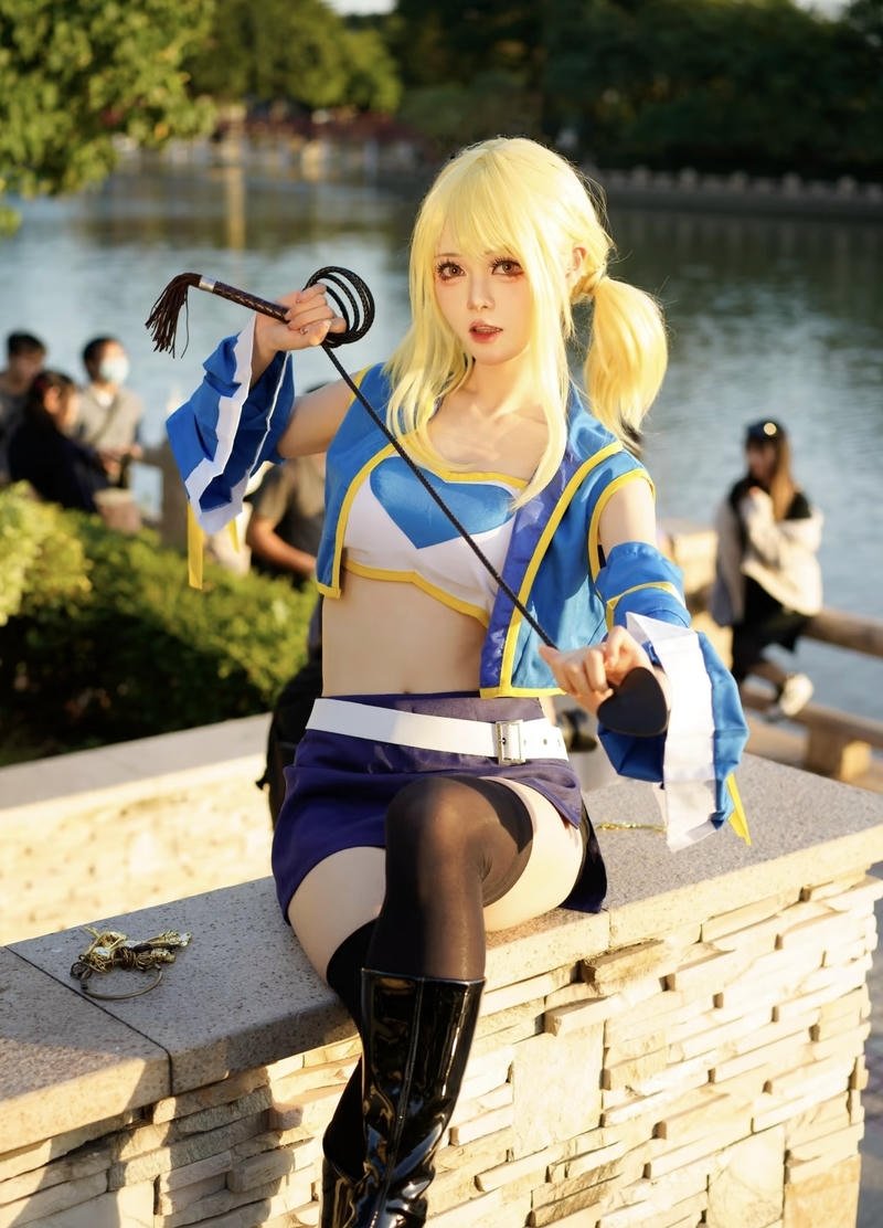 Lucy Heartfilia cosplay tạo dáng đáng yêu kiểu anime