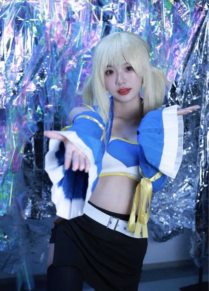 Lucy Heartfilia cosplay tạo dáng xinh đẹp phong cách anime