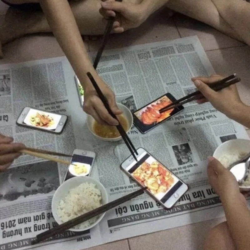 Meme nghèo với hình ảnh hài hước về túi tiền rỗng