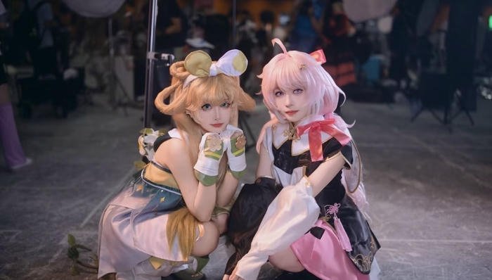 Milim nava cosplay ngồi cùng bạn bè